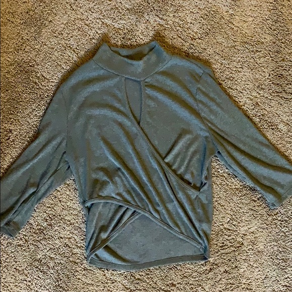 🎧Keyhole crop top🎧 - Picture 5 of 7